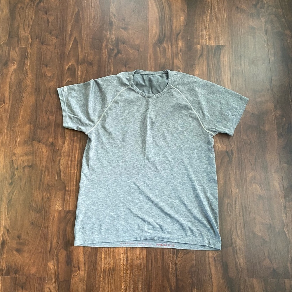 Rhone Seamless Tech Short Sleeve 
Grey 
Size XL